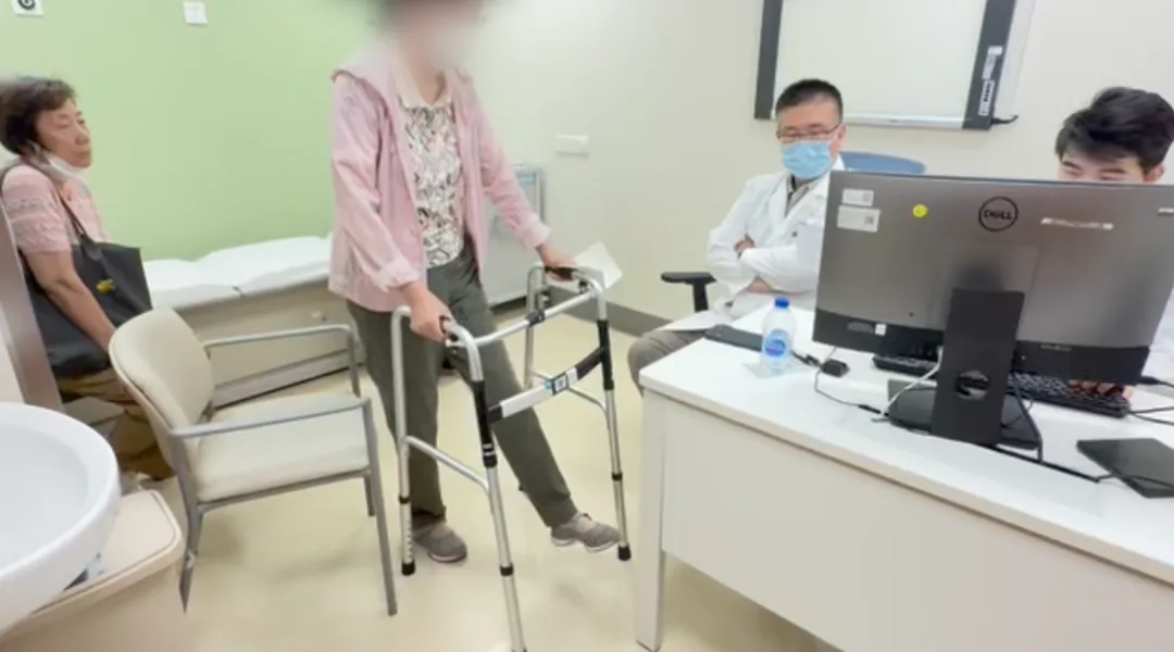 An elderly patient attending a follow-up consultation with her family at Jiahui International Hospital