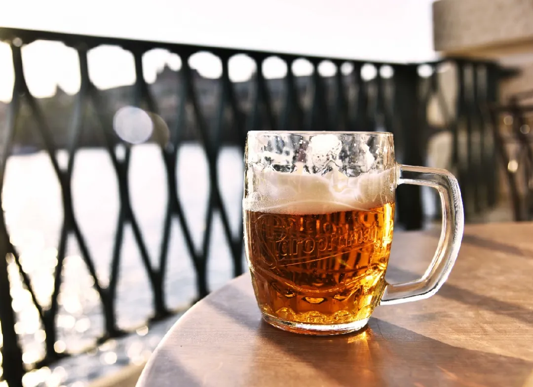 A mug of beer on a table, illustrating excessive alcohol drinking as an independent risk factor for heart attack in young adults