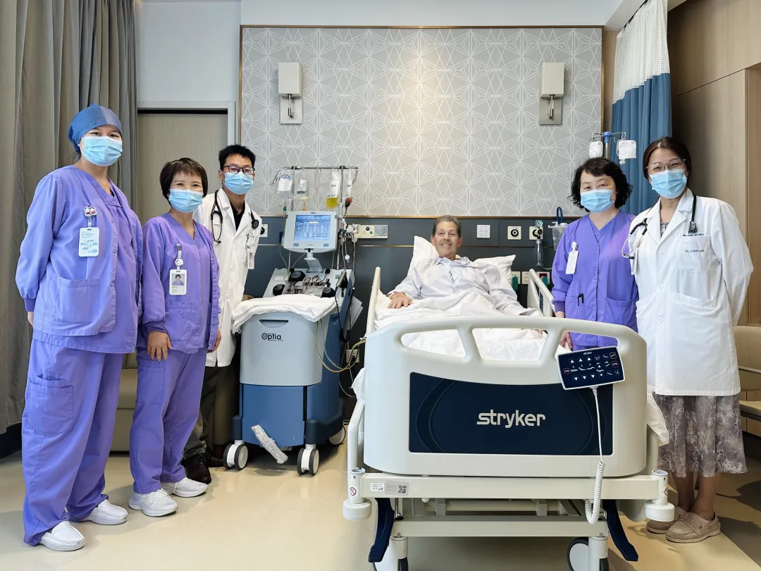 The 59-year-old New Zealand patient with the Jiahui International Cancer Center medical team after CT041 apheresis